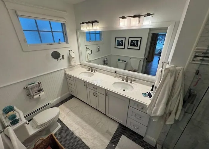 Lakefront 5-Bedroom House Near Ocean With Pool