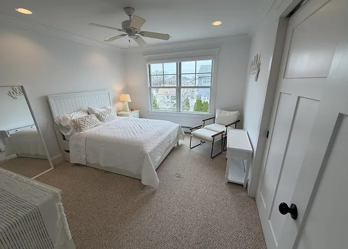 Lakefront 5-Bedroom House Near Ocean With Pool
